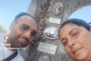Famiglia foggiana si fa il ‘selfie’ davanti alle tombe di Riina e Provenzano: nel cimitero di Corleone