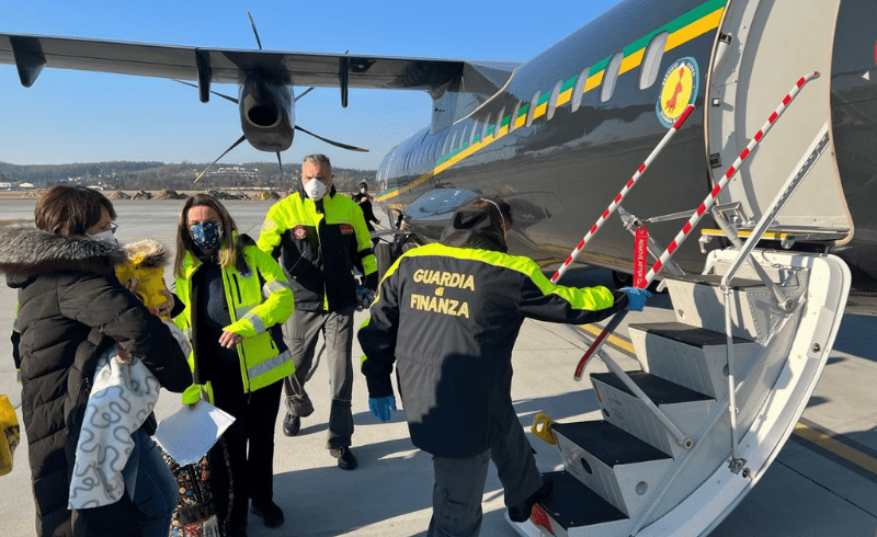 In Italia 15 pazienti ucraini con volo sanitario della GdF: tre saranno curati a Catania