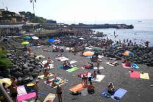 Vacanze, le 10 cose da fare assolutamente in Sicilia: un tuffo a San Giovanni li Cuti, tanto per cominciare