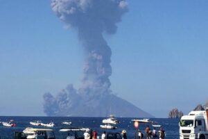 Stromboli, esplosioni nell’area craterica Nord: lungo la Sciara del Fuoco il materiale prodotto