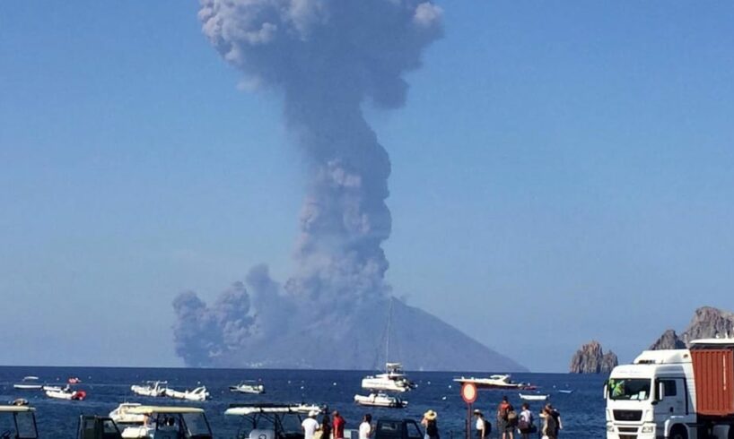 Stromboli, esplosioni nell’area craterica Nord: lungo la Sciara del Fuoco il materiale prodotto