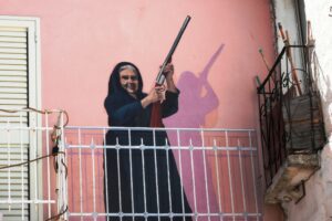 Licodia Eubea, dal balcone minaccia con il fucile i ragazzi che schiamazzano in strada: donna di 77 anni denunciata