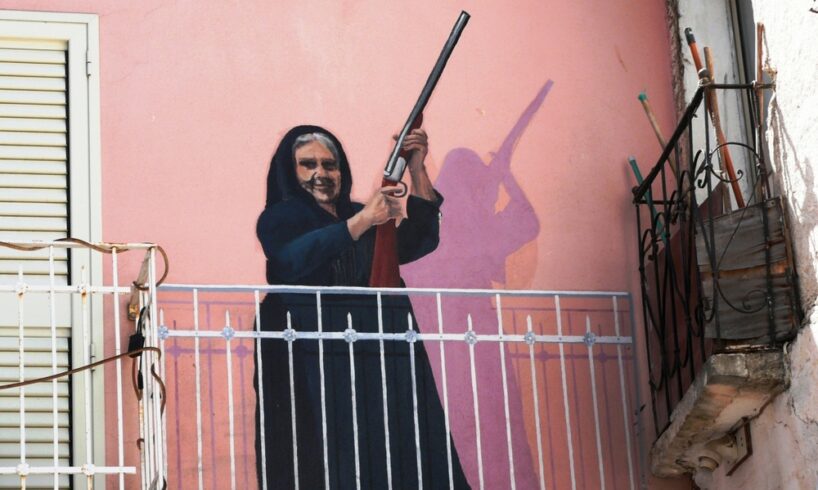 Licodia Eubea, dal balcone minaccia con il fucile i ragazzi che schiamazzano in strada: donna di 77 anni denunciata