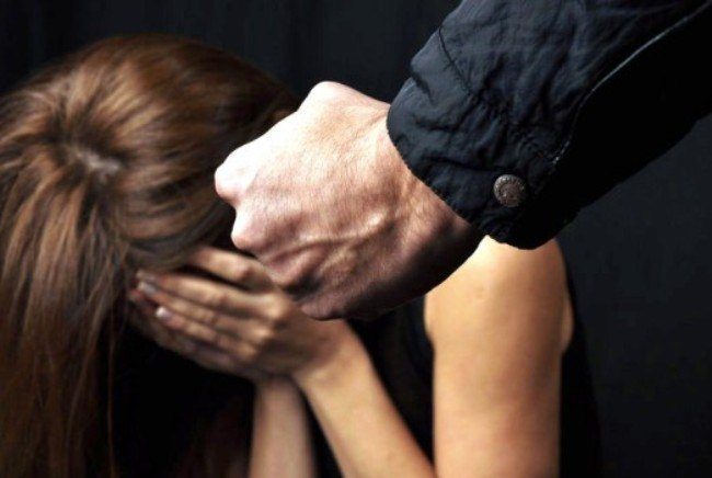 Catania, marito violento arrestato in flagranza: da 7 anni la compagna subiva maltrattamenti