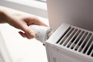 Un inverno di prudenza e sobrietà: vetrine spente dopo le 22, doccia veloce e termosifoni a 19 gradi