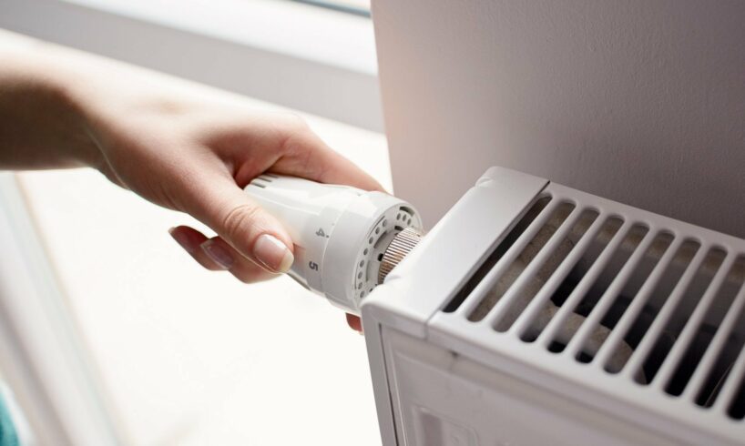 Un inverno di prudenza e sobrietà: vetrine spente dopo le 22, doccia veloce e termosifoni a 19 gradi