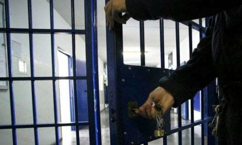 Scarcerate le tre persone, una donna di 44 anni e due uomini, rispettivamente di 41 e 49 anni, arrestate dai carabinieri di Caltagirone nell’ambito di un’inchiesta su una presunta violenza sessuale su un bambino di 13 anni.