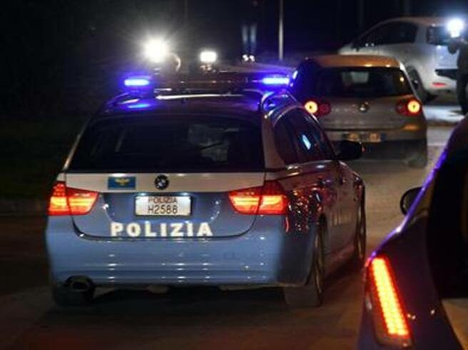 Catania, a San Cristoforo poliziotti aggrediti e insultati da cinquanta persone: dopo il controllo di una coppia