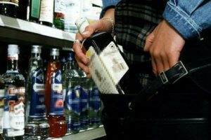 Acireale, rubano al supermercato 9 bottiglie di bevande alcoliche: denunciate due donne