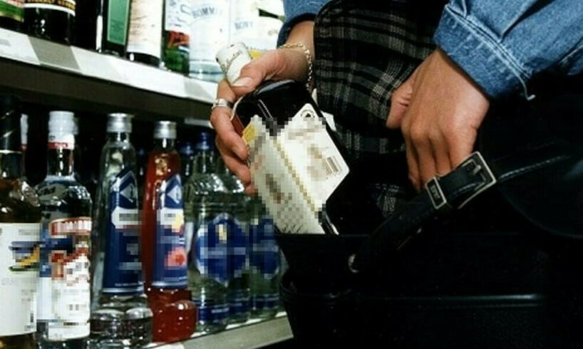 Acireale, rubano al supermercato 9 bottiglie di bevande alcoliche: denunciate due donne