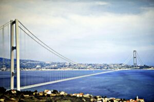 Centrodestra, nel ‘Programma per l’Italia’ spunta il Ponte sullo Stretto: “Rende il Paese competitivo”