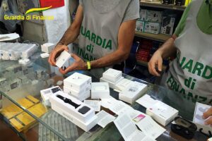 Catania, auricolari e smartwatch taroccati: GdF sequestra oltre 2200 dispositivi