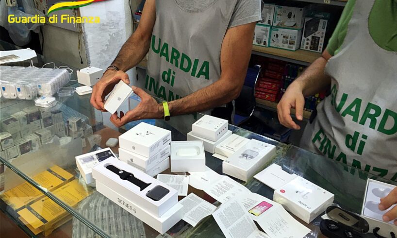 Catania, auricolari e smartwatch taroccati: GdF sequestra oltre 2200 dispositivi