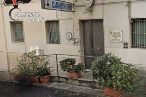 Aci Catena, marito-stalker assedia la compagna in casa dei suoceri: arrestato per maltrattamenti