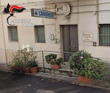 Aci Catena, marito-stalker assedia la compagna in casa dei suoceri: arrestato per maltrattamenti