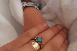 Adrano, fiocco azzurro per una famiglia di rifugiati afgani: è nato Sayed Rahesh