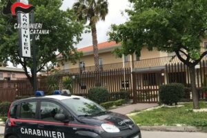 Catania, in scooter per la firma alla Stazione dei Carabinieri ma è senza casco nè patente e assicurazione