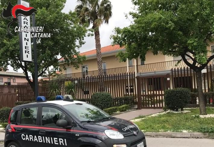 Catania, in scooter per la firma alla Stazione dei Carabinieri ma è senza casco nè patente e assicurazione