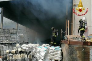 Belpasso, incendio vicino all’azienda chimica Sial: coinvolte aree di stoccaggio