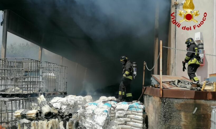 Belpasso, incendio vicino all’azienda chimica Sial: coinvolte aree di stoccaggio