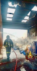 Belpasso, incendio vicino all’azienda chimica Sial: coinvolte aree di stoccaggio
