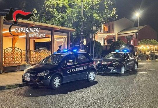 A Paternó e Ragalna controlli nelle piazze della movida: trovata droga, sanzioni per 9 mila euro ad automobilisti