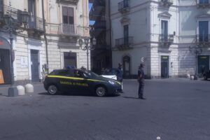 Paternò, controllo del territorio: posti di blocco della GdF in Piazza Regina Margherita