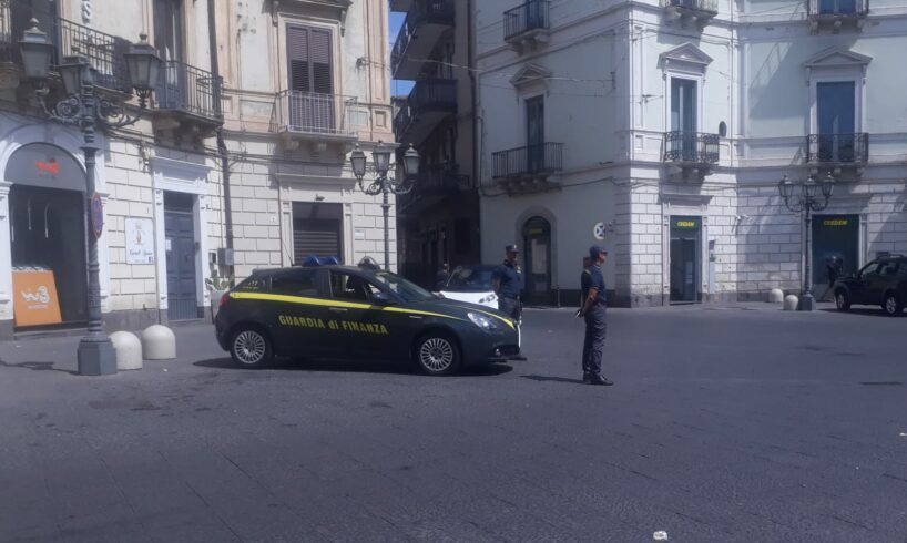 Paternò, controllo del territorio: posti di blocco della GdF in Piazza Regina Margherita