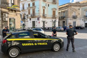 Paternò e Biancavilla, controlli del territorio delle fiamme gialle: sequestrata mini moto, sanzioni ai ‘senza patente’