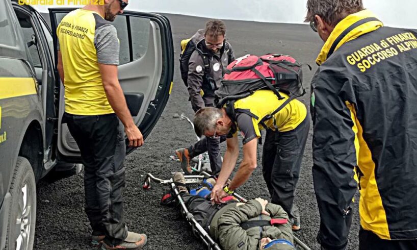 Etna, turista francese cade in terreno accidentato durante escursione: aiutata dal Soccorso Alpino GdF