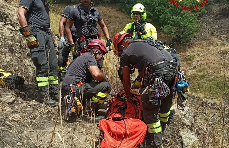 Linguaglossa, 81enne precipita in un dirupo: Vigili del Fuoco lo soccorrono
