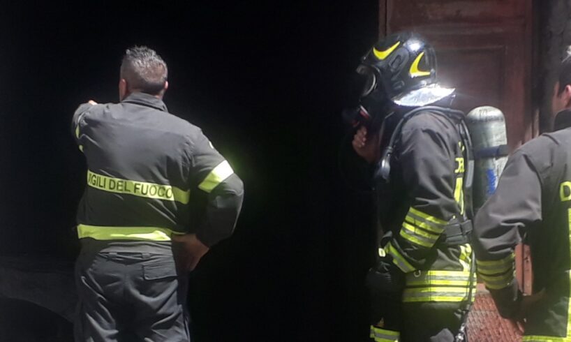 Paternò, incendio nel garage di una palazzina di via Gatto distrugge 3 auto: ipotesi corto circuito