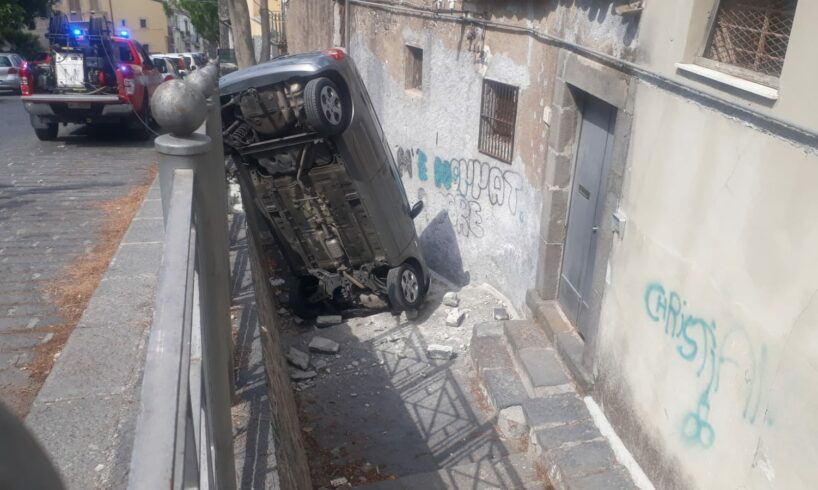 Paternò, auto sfonda ringhiera in via Moncada: ferite lievi per la giovane guidatrice