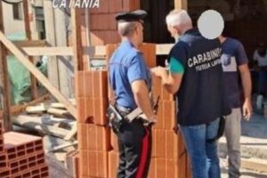 Catania, sicurezza nei cantieri: ponteggio non in regola e luce a scrocco a San Cristoforo. Denuncia e sanzione