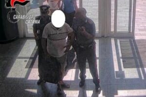 I due sono stati arrestati in flagranza. Grazie alle telecamere, i militari hanno seguito l’azione dei due ‘manolesta’.