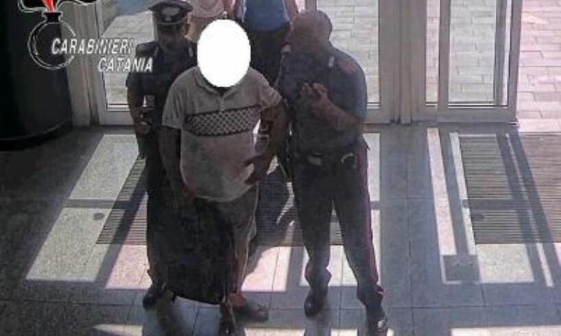 I due sono stati arrestati in flagranza. Grazie alle telecamere, i militari hanno seguito l’azione dei due ‘manolesta’.
