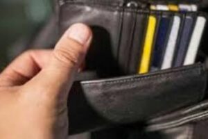 Catania, 67enne di Mascalucia ruba portafoglio in un negozio: il colpo dopo essersi intrufolato nell’ufficio del direttore