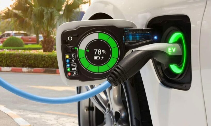 Le auto elettriche ‘spengono’ la luce: crollano del 24% le vendite di pure e ibride. In Sicilia nessuna area di servizio