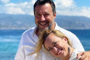 Elezioni, Meloni e Salvini si abbracciano in Sicilia: “Lasciamo alla sinistra divisioni e rabbia”