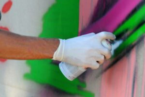 Catania, imbrattò il portone d’ingresso la facciata dell’ex Convento di Santa Chiara: denunciato attivista 26enne pro-migranti