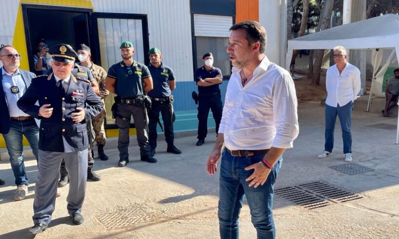 Migranti, Salvini visita l’hotspot di Lampedusa: “Questo centro è inutile. Spero chiuda tra qualche mese”