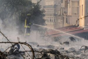 Palermo, residenti evacuati dopo vari incendi in ville e abitazioni: notte da incubo per i roghi dolosi