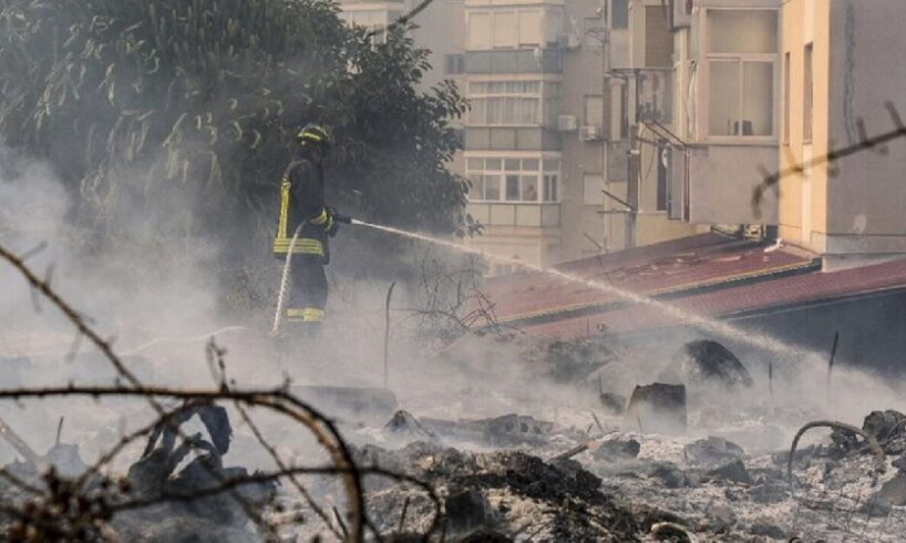 Palermo, residenti evacuati dopo vari incendi in ville e abitazioni: notte da incubo per i roghi dolosi
