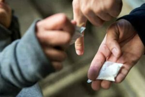 Entrambi i genitori, completamente annichiliti, sarebbero divenuti ostaggio dei repentini cambi di umore del figlio, delle sue minacce oblique: “devo morire a 30 anni a causa vostra perché uso droga…se no vi devo ammazzare per risolvere questo problema…ma onestamente 30 anni di galera per avere ammazzato padre e madre non me li voglio fare…”.