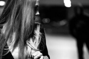 Catania, 43enne perseguita donna nel tentativo di conquistarla: finisce ai domiciliari con il ‘braccialetto’