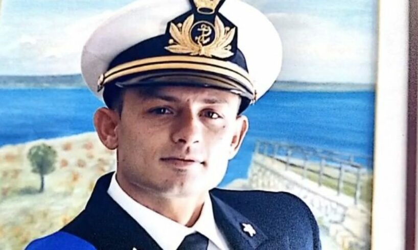 La Procura di Siracusa ha richiesto l'archiviazione del procedimento penale per omicidio colposo a carico del legale rappresentante di AstraZeneca, Lorenzo Wittum, per il decesso di Stefano Paternò, il sottufficiale della marina militare di Augusta morto a Misterbianco il 9 marzo del 2021 dodici ore dopo la somministrazione del vaccino anti Covid.