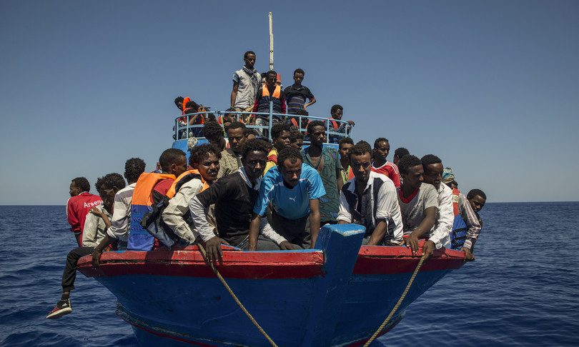 Lampedusa, tre nuovi sbarchi nella notte: con 1392 migranti hotspot al collasso