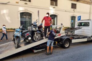 Catania, tra auto e moto già sessanta mezzi abbandonati rimossi: obiettivo 3 mila veicoli in tre anni