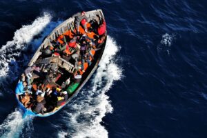 Pozzallo, due bambini e altri 4 rifugiati morti di fame e di sete su un barcone