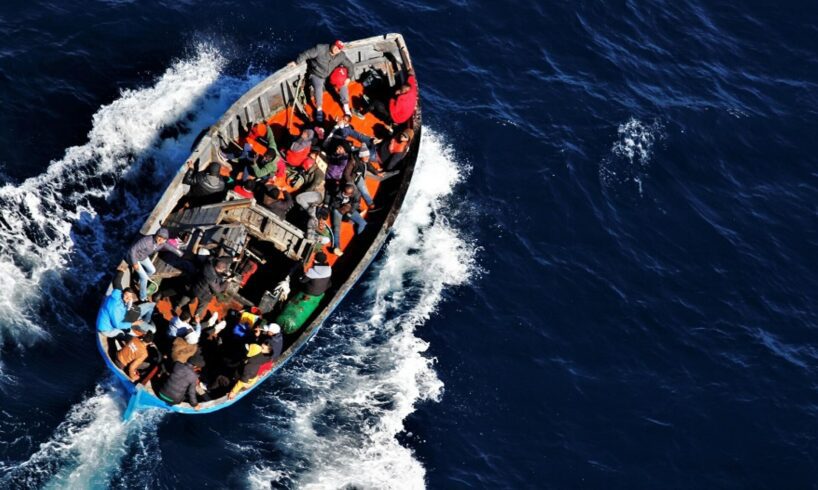Pozzallo, due bambini e altri 4 rifugiati morti di fame e di sete su un barcone